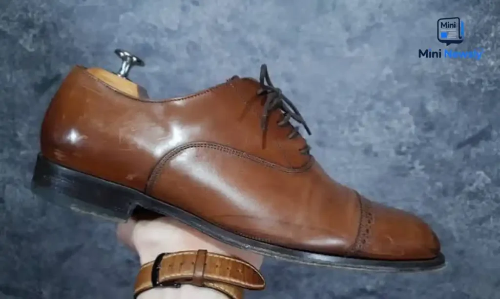 A Men's Dress Shoe (Size 8 UK / 42 EU)
